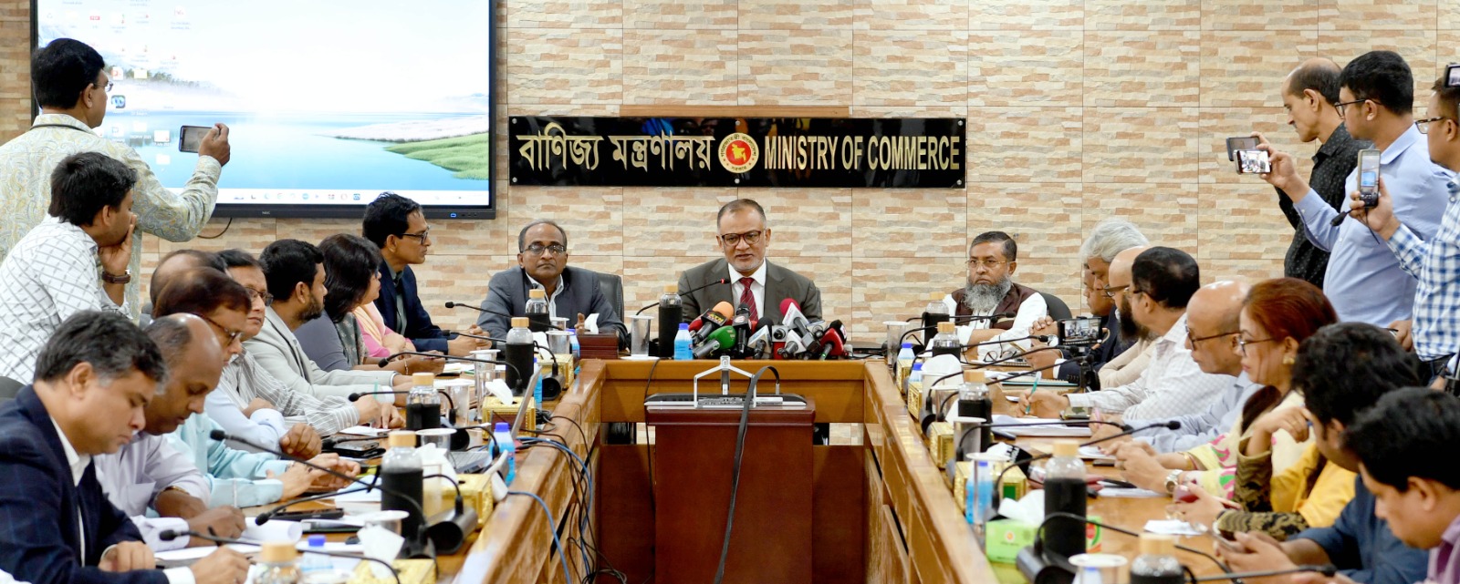 যুক্তরাষ্ট্রের শুল্ক ১৫ শতাংশে আনার চেষ্টা করছি: বাণিজ্য উপদেষ্টা